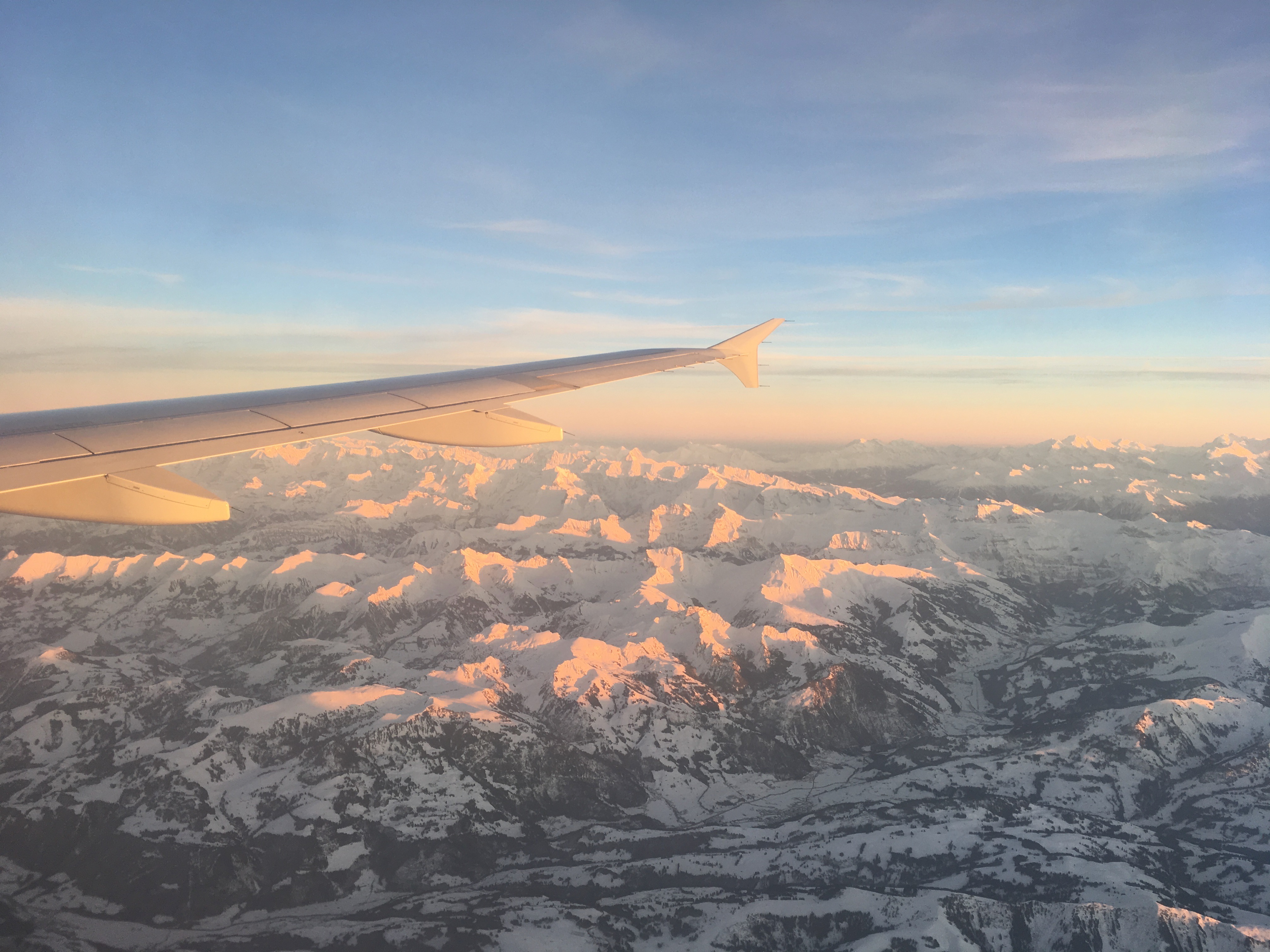 d schwiizer schneeberge us em flugzüg