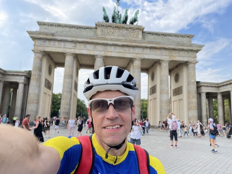 ich mit velo vor em brandenburger tor