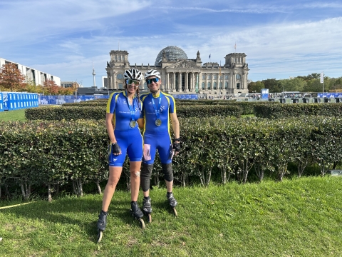 sabine und ich mit medaille nach em Berlin skakting marathon