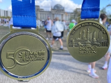 zwei berlin marathon medaille